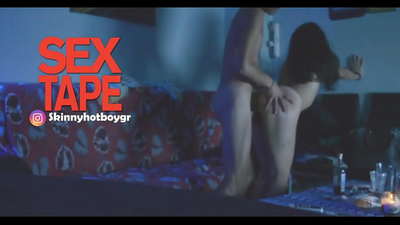 Uma garota de escola bonita com seu namorado